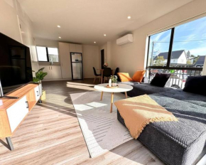 CBD Luxury Parkside Living 2 Bedroom With Parking